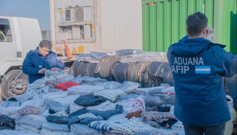 La Aduana entregó más de 15 toneladas de indumentaria para su donación